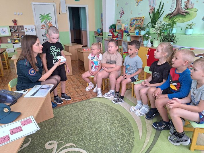 Костюковичские спасатели провели интерактивный урок для дошколят Костюковичские спасатели провели интерактивный урок для дошколят