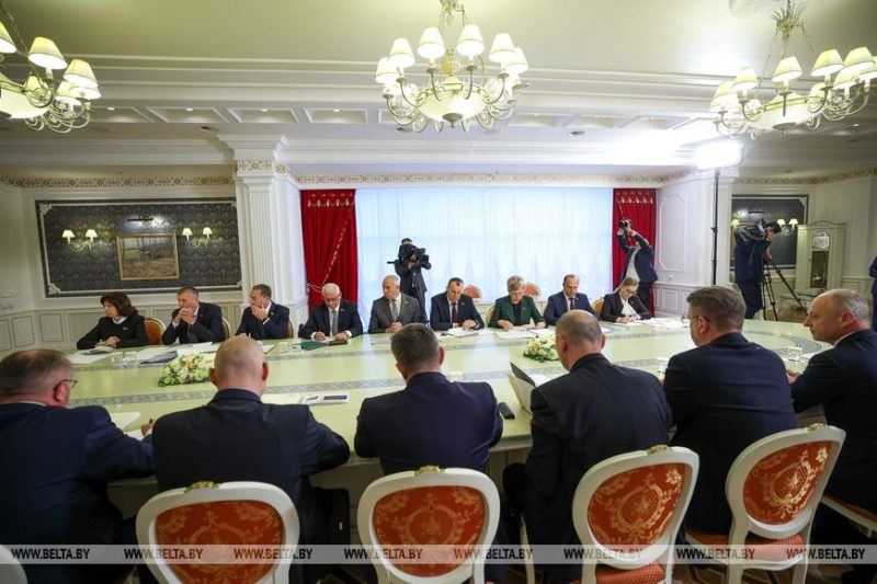 Лукашенко требует выстроить эффективную систему торгового обслуживания, прежде всего на селе