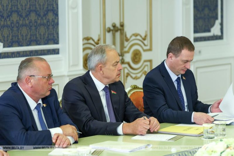 Лукашенко требует выстроить эффективную систему торгового обслуживания, прежде всего на селе