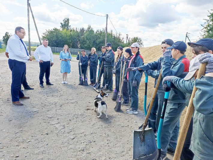 Сенатор Игорь Сергеев поблагодарил участников студенческого отряда за их труд