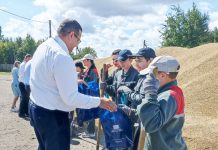 Сенатор Игорь Сергеев поблагодарил участников студенческого отряда за их труд