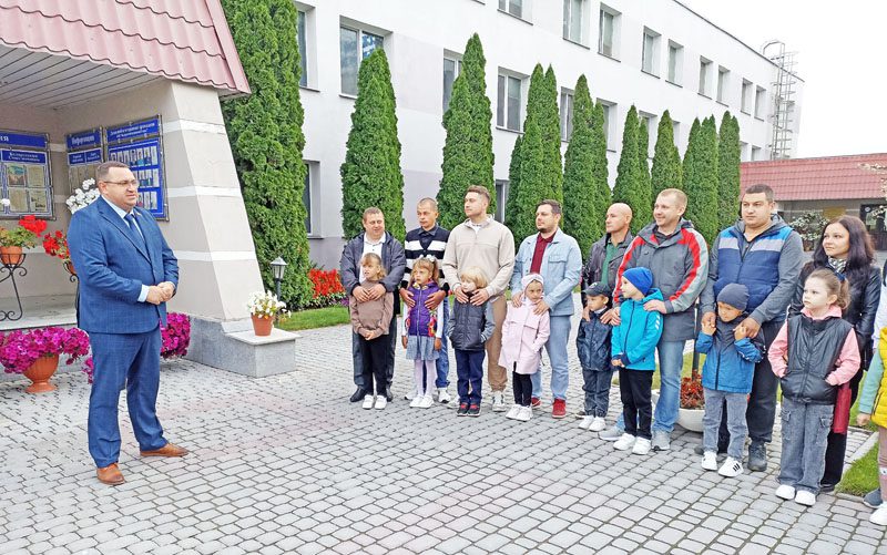 Сенатор Игорь Сергеев принял участие в акции «Соберем портфель вместе»