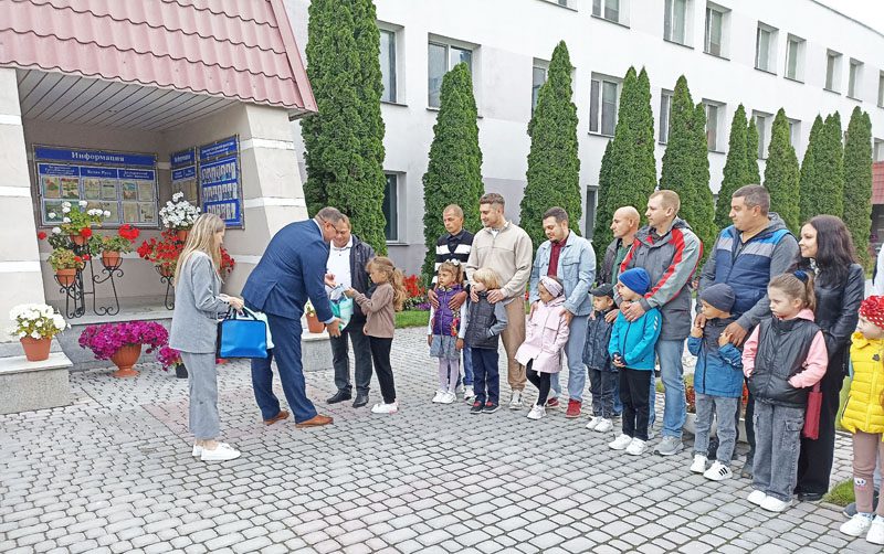 Сенатор Игорь Сергеев принял участие в акции «Соберем портфель вместе»