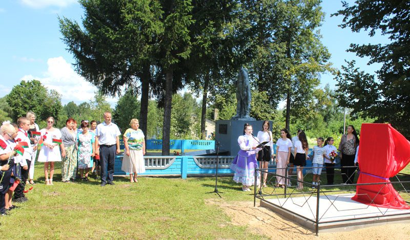 В деревне Пролетарское состоялось торжественное открытие памятного знака воинам-землякам