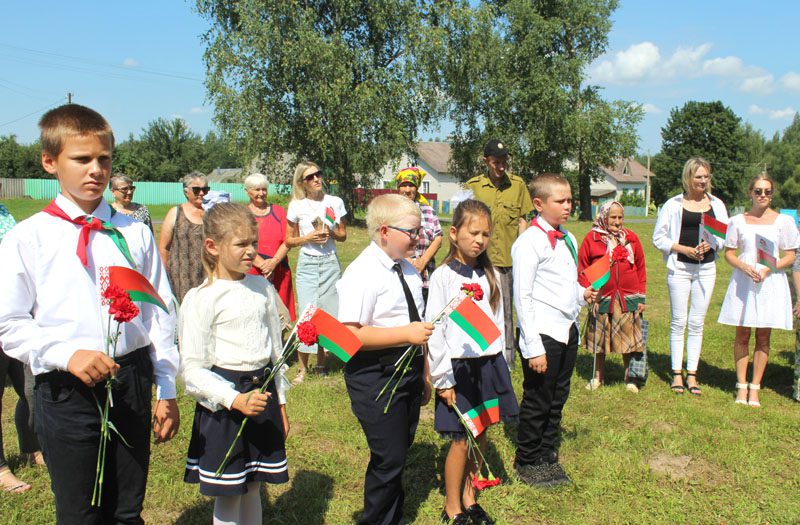 В деревне Пролетарское состоялось торжественное открытие памятного знака воинам-землякам