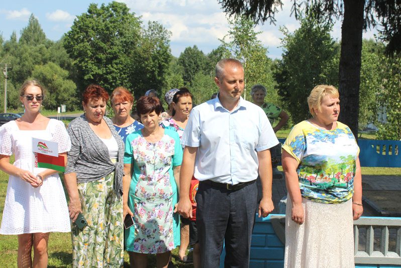 В деревне Пролетарское состоялось торжественное открытие памятного знака воинам-землякам