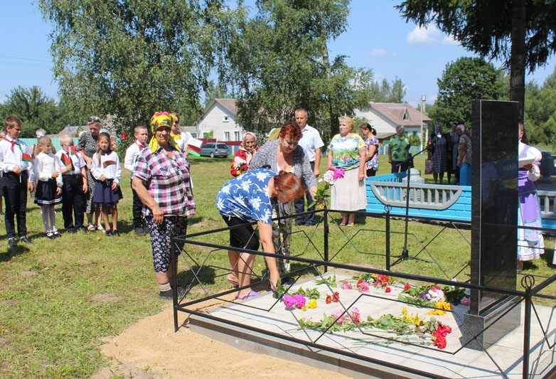 В деревне Пролетарское состоялось торжественное открытие памятного знака воинам-землякам