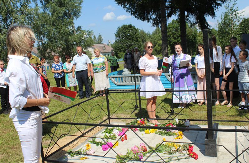 В деревне Пролетарское состоялось торжественное открытие памятного знака воинам-землякам