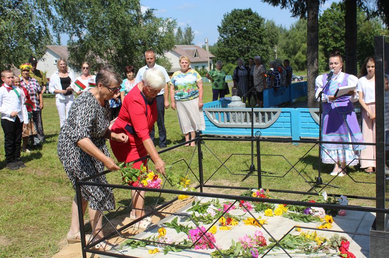 В деревне Пролетарское состоялось торжественное открытие памятного знака воинам-землякам