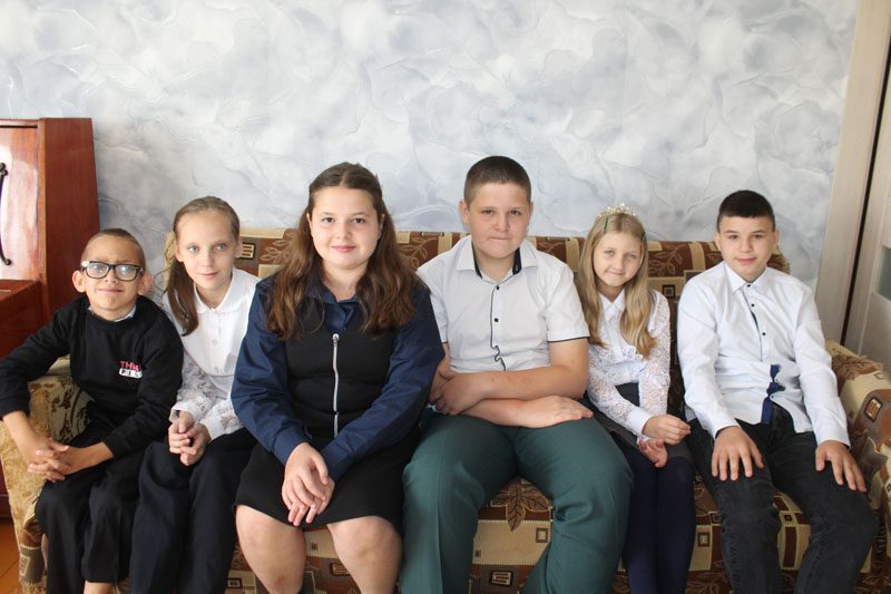 Воспитанники детского дома семейного типа в Костюковичах получили подарки к школе