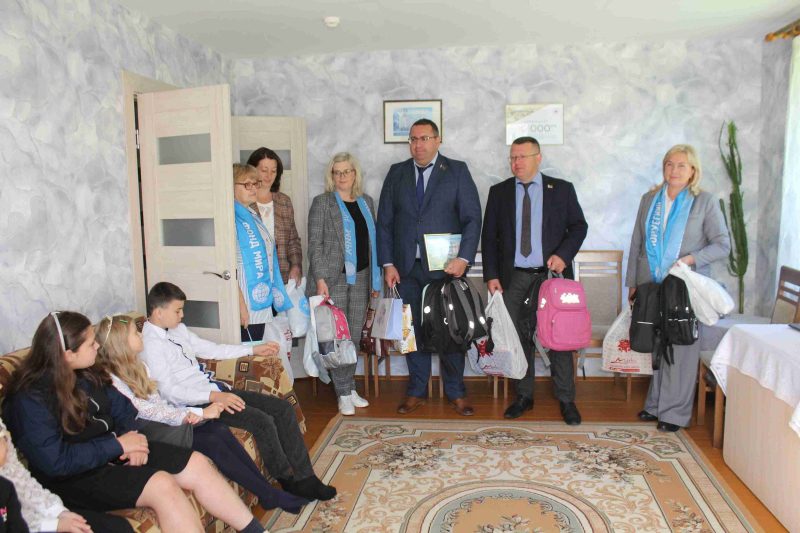 Воспитанники детского дома семейного типа в Костюковичах получили подарки к школе