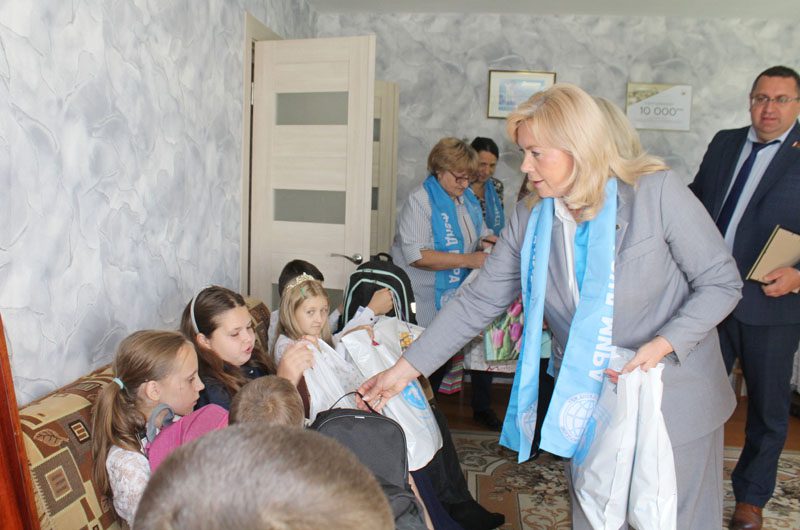 Воспитанники детского дома семейного типа в Костюковичах получили подарки к школе