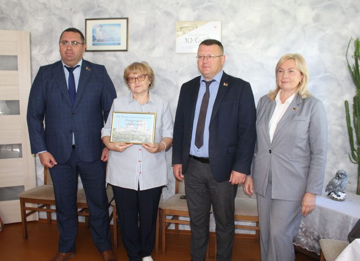 Воспитанники детского дома семейного типа в Костюковичах получили подарки к школе