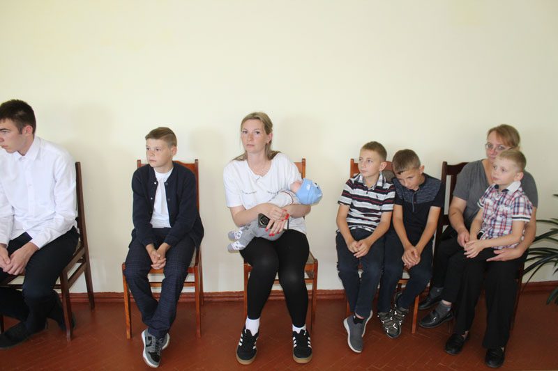 Сегодня дети из многодетных и приемных семей получили подарки к школе от Белорусского фонда мира