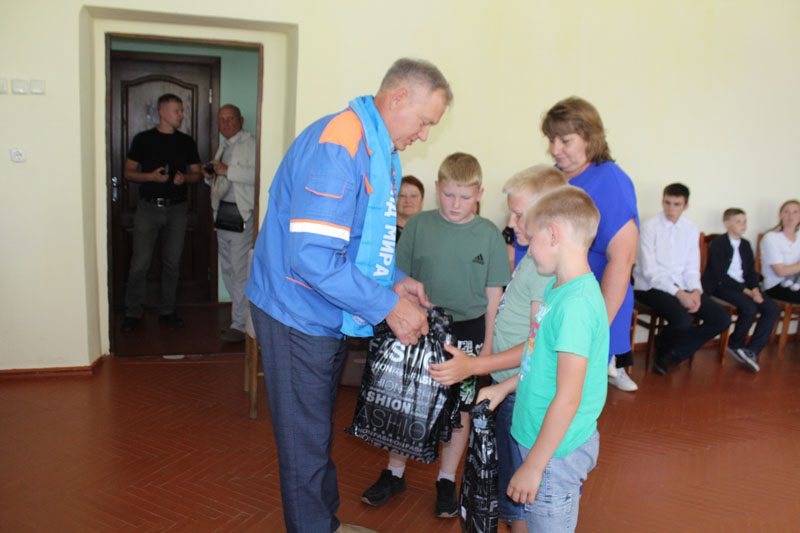 Сегодня дети из многодетных и приемных семей получили подарки к школе от Белорусского фонда мира