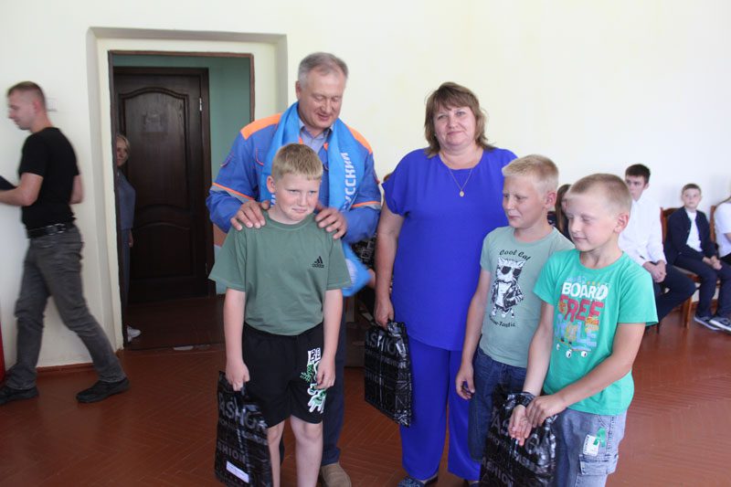 Сегодня дети из многодетных и приемных семей получили подарки к школе от Белорусского фонда мира