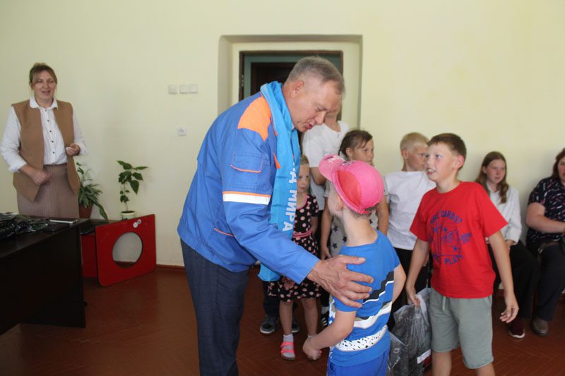 Сегодня дети из многодетных и приемных семей получили подарки к школе от Белорусского фонда мира