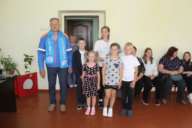 Сегодня дети из многодетных и приемных семей получили подарки к школе от Белорусского фонда мира