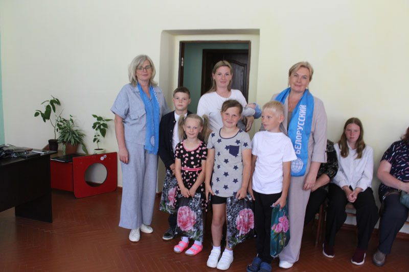 Сегодня дети из многодетных и приемных семей получили подарки к школе от Белорусского фонда мира