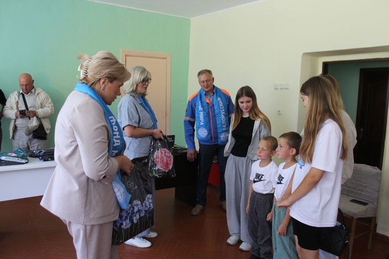 Сегодня дети из многодетных и приемных семей получили подарки к школе от Белорусского фонда мира