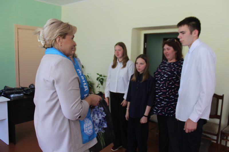 Сегодня дети из многодетных и приемных семей получили подарки к школе от Белорусского фонда мира