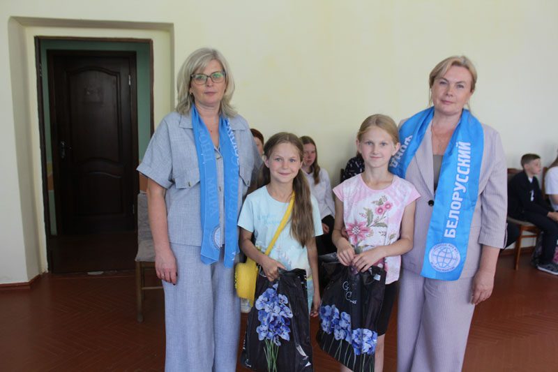 Сегодня дети из многодетных и приемных семей получили подарки к школе от Белорусского фонда мира