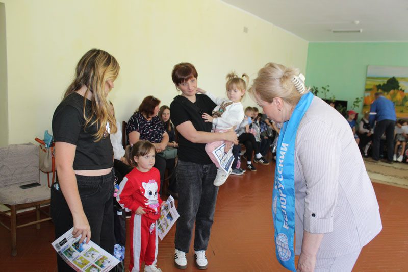 Сегодня дети из многодетных и приемных семей получили подарки к школе от Белорусского фонда мира