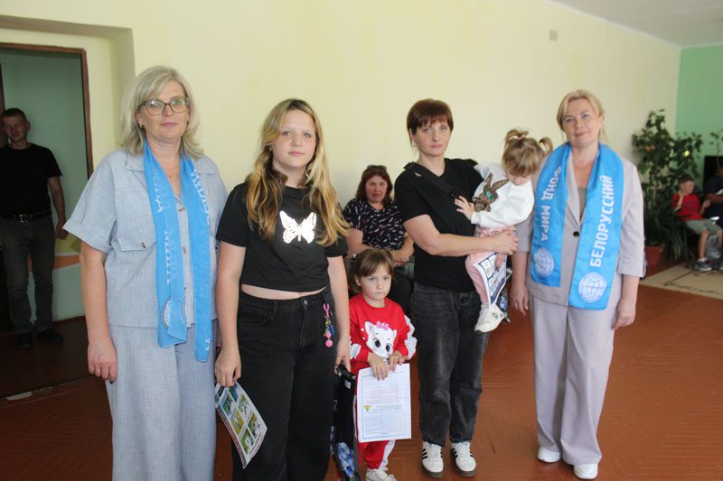 Сегодня дети из многодетных и приемных семей получили подарки к школе от Белорусского фонда мира