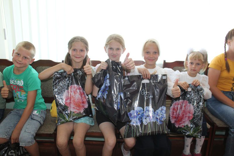 Сегодня дети из многодетных и приемных семей получили подарки к школе от Белорусского фонда мира