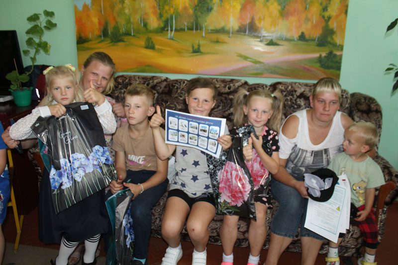 Сегодня дети из многодетных и приемных семей получили подарки к школе от Белорусского фонда мира