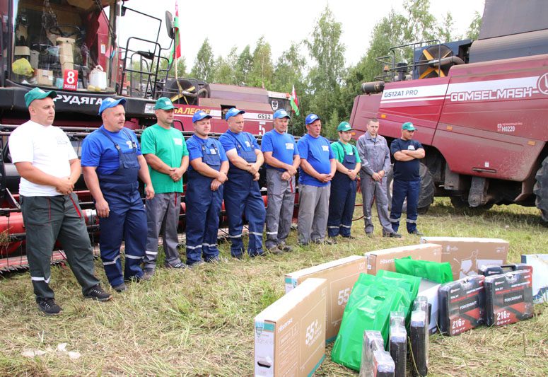 На Костюковщине пополняются ряды комбайнеров-тысячников