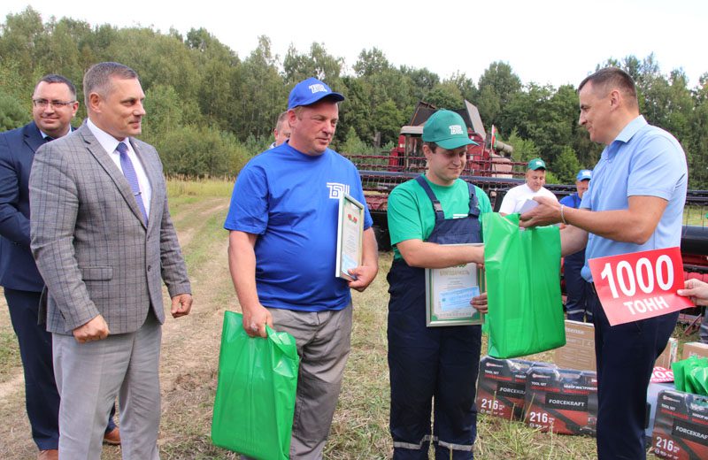 На Костюковщине пополняются ряды комбайнеров-тысячников