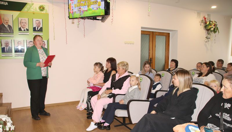 В Костюковичском лесхозе первоклассникам вручили подарки ко Дню знаний