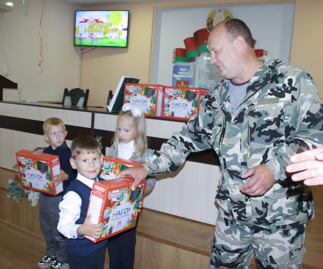 В Костюковичском лесхозе первоклассникам вручили подарки ко Дню знаний