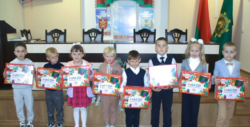 В Костюковичском лесхозе первоклассникам вручили подарки ко Дню знаний