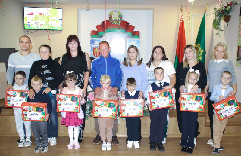 В Костюковичском лесхозе первоклассникам вручили подарки ко Дню знаний