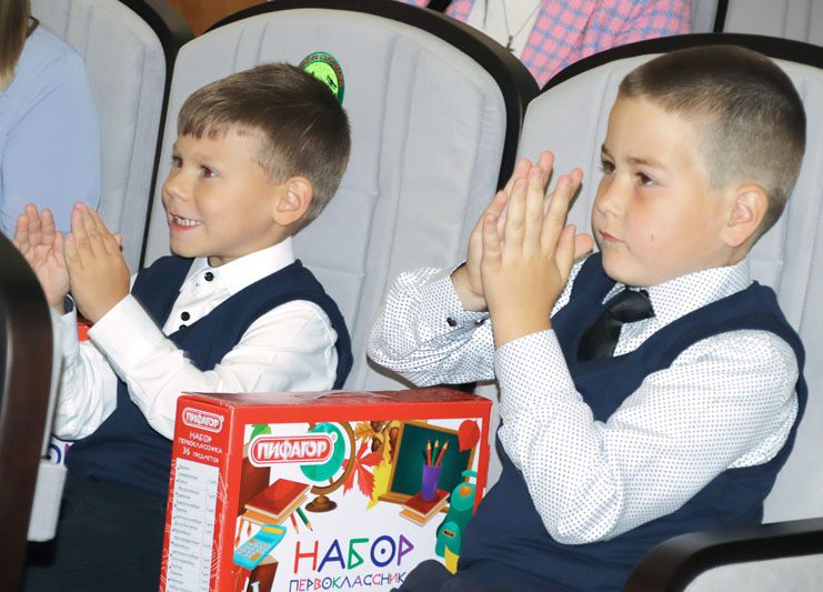 В Костюковичском лесхозе первоклассникам вручили подарки ко Дню знаний
