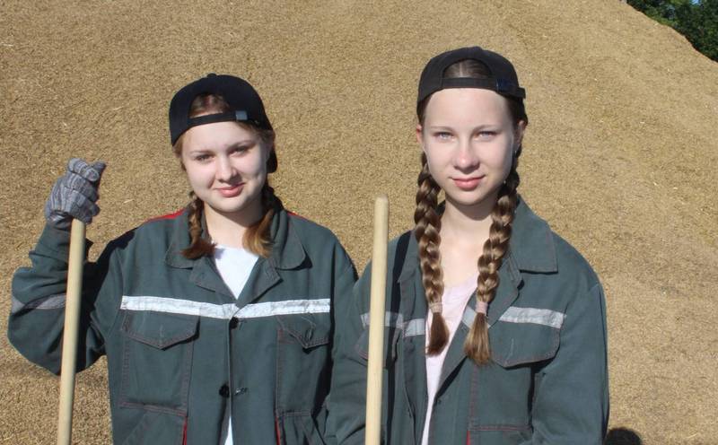 «Звезда» – на высоте! Студотрядовцы из Муринборской СШ помогают аграриям в уборочную кампанию