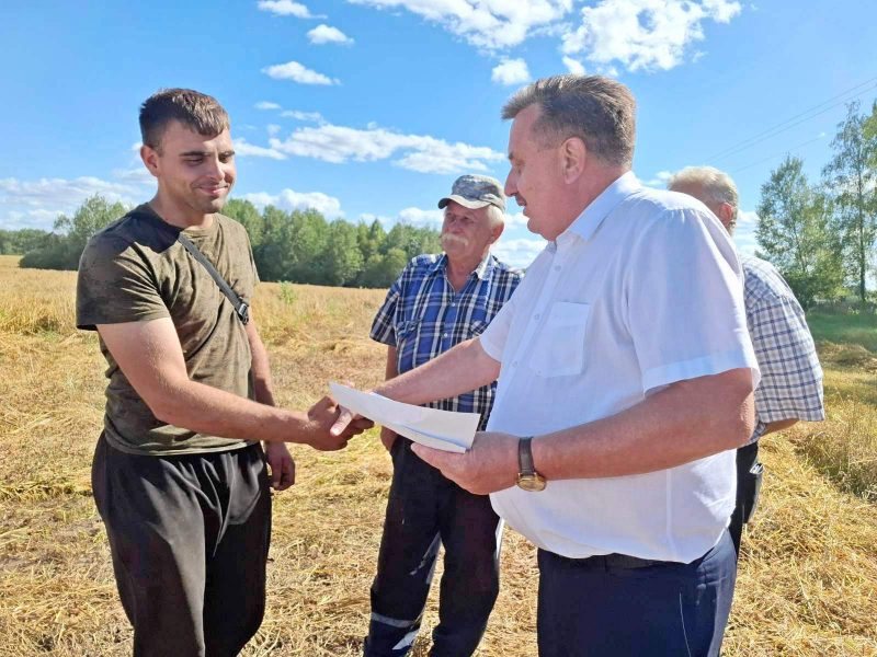 Костюковичские передовики жатвы получили награды от профсоюза