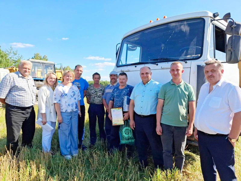 Костюковичские передовики жатвы получили награды от профсоюза