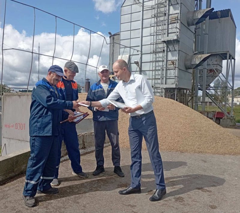 Костюковичские передовики жатвы получили награды от профсоюза