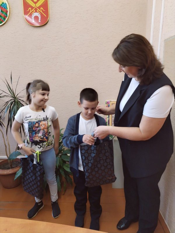 Школьники получили подарки от Костюковичского РЦСОН