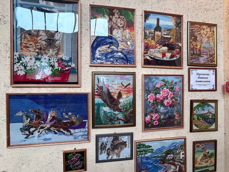 В Костюковичах открылась юбилейная выставка детской школы изобразительных искусств