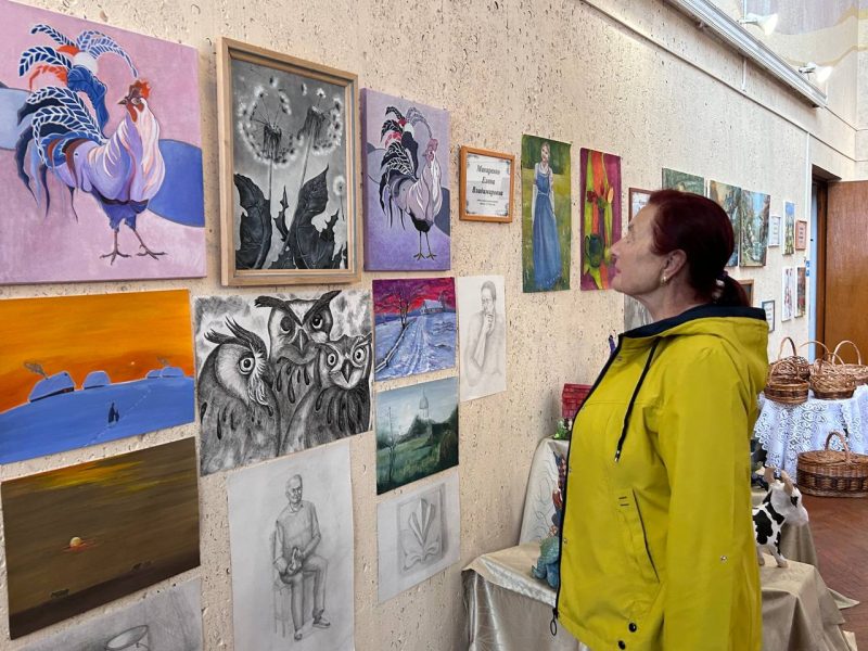 В Костюковичах открылась юбилейная выставка детской школы изобразительных искусств