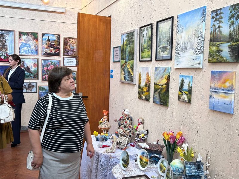 В Костюковичах открылась юбилейная выставка детской школы изобразительных искусств