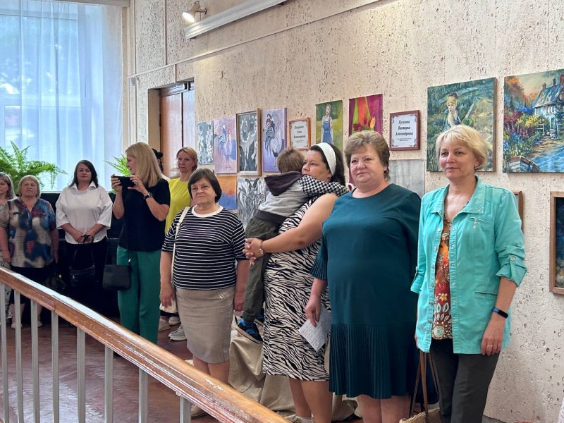 В Костюковичах открылась юбилейная выставка детской школы изобразительных искусств