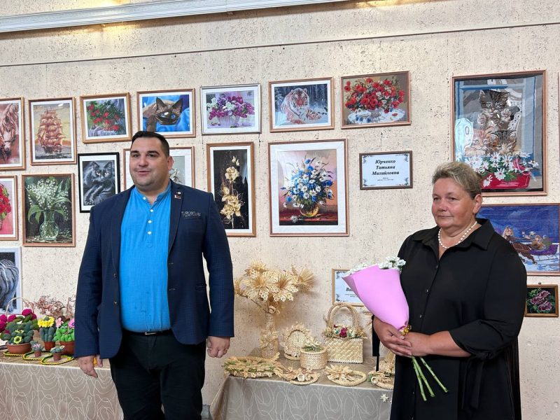 В Костюковичах открылась юбилейная выставка детской школы изобразительных искусств