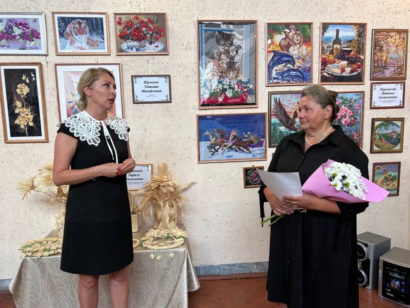 В Костюковичах открылась юбилейная выставка детской школы изобразительных искусств