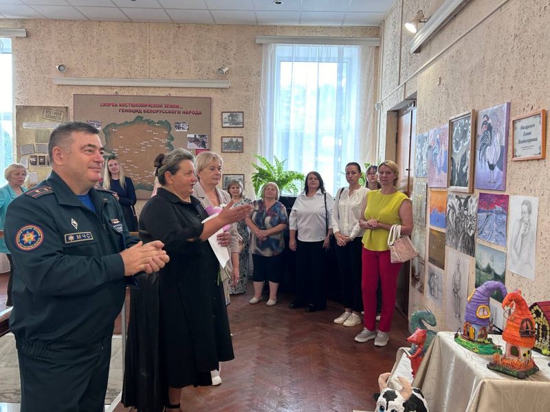 В Костюковичах открылась юбилейная выставка детской школы изобразительных искусств