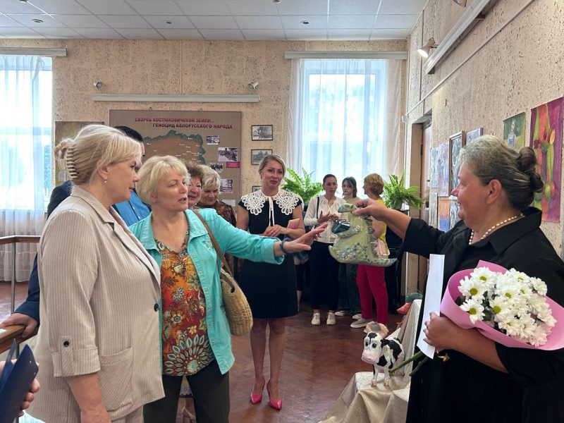 В Костюковичах открылась юбилейная выставка детской школы изобразительных искусств